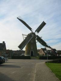 Molen_van_Zoutelande_met_zeilen_op_de_wieken_van_voren_gefotografeerd_-_AMR_Molenfoto_-_20539006_-_RCE